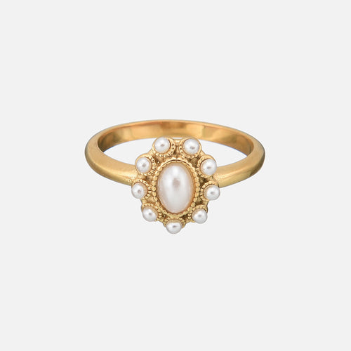 Timeless Treasure Ring – Classic Keepsake